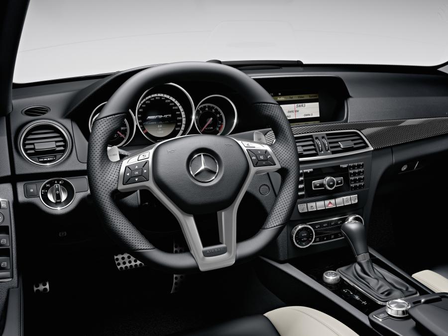 Панель приборов Mercedes-Benz C63 AMG 2011 года  (фото 8 из 25)